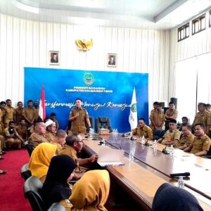  Ir Ricky Ch Richfat ST, MT memimpin rapat bersama jajaran Sekretariat Daerah Kabupaten Halmahera Timur.