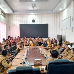Sekretaris Daerah Kabupaten Halmahera Timur Ir Ricky Ch Richfat ST, MT memimpin rapat bersama jajaran Sekretariat Daerah Kabupaten Halmahera Timur.